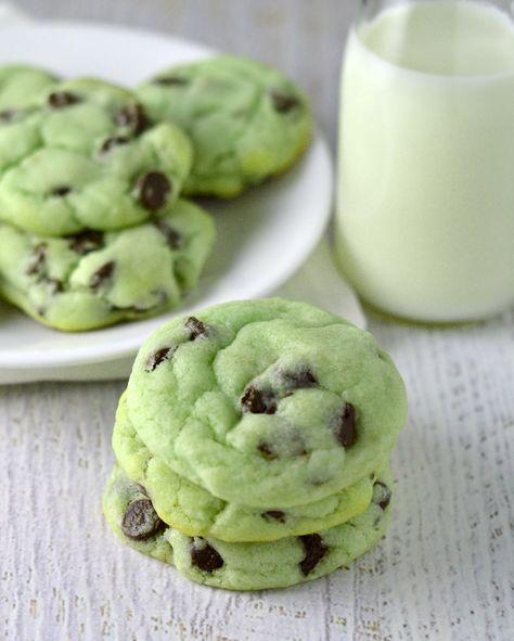 Mint chocolate chip cookies. Super soft, fluffy and just the right hint of mint! Mint Chocolate Chip Cookies, Resepi Biskut, Pudding Cookies, Mint Chocolate Chip, Mint Cookies, Whoopie Pies, Mint Chocolate Chips, Brownie Cookies, Cookies Recipes Chocolate Chip