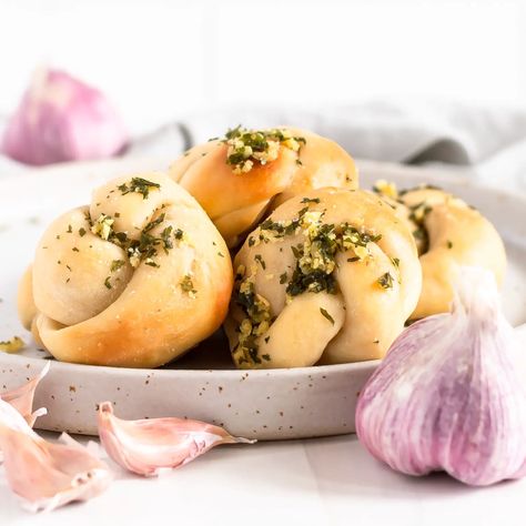 Sourdough Discard Garlic Knots Discard Garlic Knots, Sourdough Garlic Knots, Best Sourdough Bread, Sourdough Bread Recipes, Sourdough Discard Recipes, Recipe Using Sourdough Starter, Garlic Knots Recipe, Garlic Rolls, Sourdough Starter Discard Recipe