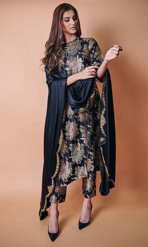 Diwali Dresses, Nikkah Dress, Indian Designer Suits, Pakistani Dresses Casual, Pakistani Fashion Party Wear, Salwar Kamiz, Traditional Indian Outfits, Party Kleidung, Ethnic Outfits