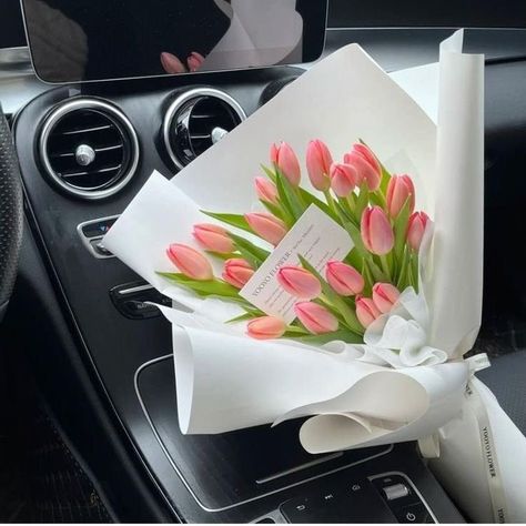 Tulip Artificial Bouquet, Tulips Bouquet Aesthetic, Bucket Tulip, Pictures With Flowers, Kawaii Flowers, Champagne Roses, Friendship Flowers, Tulips Bouquet, Wrap Flowers