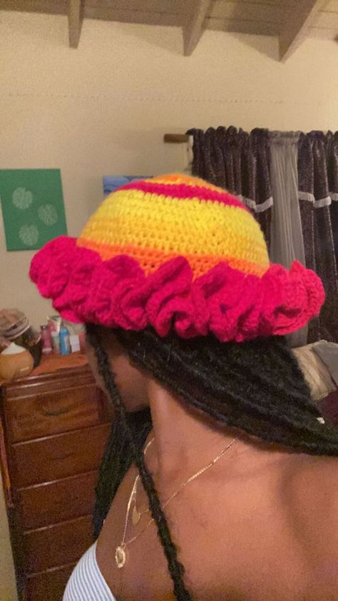 Crochet Hats Black Women, Ruffle Hat, Easy Beginner Crochet Patterns, Crochet Hat For Women, Crochet Ruffle, Mode Crochet, Crochet Clothing And Accessories, Crochet Inspo, Crochet Fashion Patterns