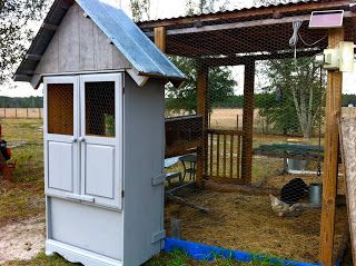 29 Ways to Turn Junkyard Finds Into DIY Chicken Coops and Hen Houses - The Thrifty Couple Hen Houses, Chicken Coop Pallets, Portable Chicken Coop, Backyard Trampoline, Best Trampoline, Raising Backyard Chickens, Diy Chicken, Coop Plans, Chicken Coop Plans