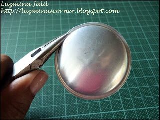 Luzmina's Corner | Blog: Reciclemos el fondo de una lata de aluminio Soda Tab Crafts, Soda Can Art, Tin Can Art, Aluminum Can Crafts, Aluminum Crafts, Seashell Wreath, Pop Tabs, Metal Embossing, Aluminum Can