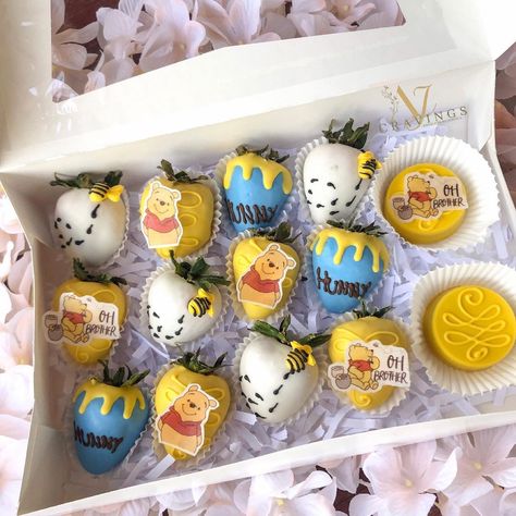 AJ Cravings on Instagram: “Winnie the Pooh theme strawberries and chocolate covered Oreos 🍯💛 • • • DM to order! ✨ #winniethepooh #winniethepoohbabyshower #winnie…” Winnie The Pooh Chocolate Covered Strawberries, Winnie The Pooh Breakable Heart, Dino Cakepops, Winnie The Pooh Chocolate Strawberries, Winnie The Pooh Strawberries, Winnie The Pooh Treats, Winnie The Pooh Desserts, Breakable Hearts, 1st Birthday Party Games