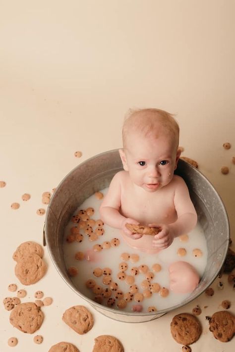 Milk bath Bathtub Photoshoot Ideas, Photoshoot Ideas For Baby, Toddler Christmas Photos, Birthday Photoshoot Ideas Boys, Bathtub Photoshoot, Baby Milk Bath, Milk Bath Photos, Bathtub Photography, Large Cookies