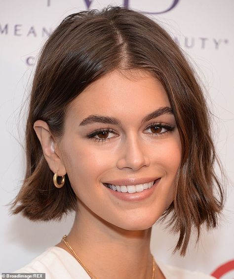 Clients often bemoan a natural wave in their hair ¿ but sometimes it can work as a blessin... Italian Bob, Wavy Bob Haircuts, Bob Haircut With Bangs, Long Bob Haircuts, Kaia Gerber, Bob Haircut, Irina Shayk, Short Blonde Hair, Cindy Crawford