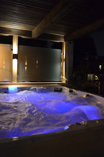 Modern Hot Tubs, Indoor Hot Tub, Deck Outdoor, Hot Tub Deck, Hardwood Decking, Modern Pergola, Woman Cave, Hot Tub Outdoor, Alam Yang Indah