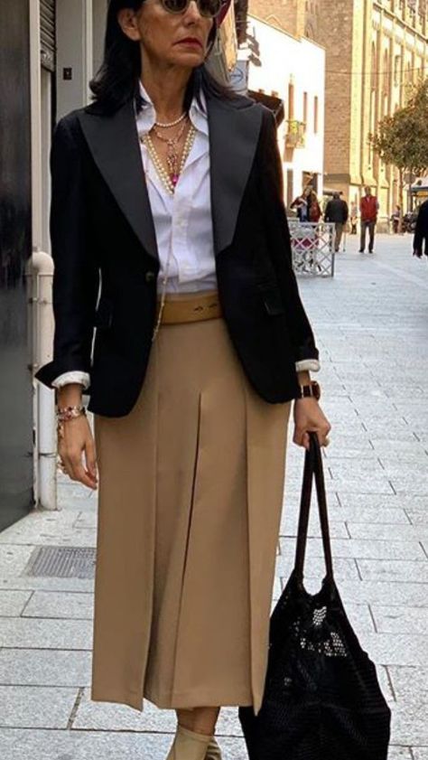 European Style Outfits, Estilo Preppy Chic, How To Look Expensive, Old Money Outfits, Stylish Outfits For Women Over 50, Outfits For Fall, Beige Skirt, Classic Style Outfits, Europe Outfits