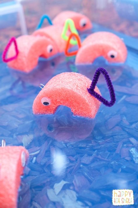 Make this cute fishing game with pool noodle. A fun game for kids and to learn about magnetism. Learn how to make these pool noodle fish here... Pool Noodle Fish, Diy Fishing Game, Diy Learning Toys, Fishing Games For Kids, Noodles Ideas, Pool Noodle Crafts, Fish Games, Fishing Toys, Diy Fishing