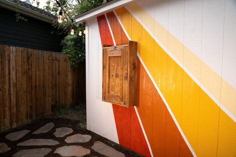 Backyard Shed Mural, Painted Garage Walls Exterior, Abstract Outdoor Mural, Easy Outdoor Wall Murals Painted Diy, Patio Mural Ideas, Fun Shed Painting Ideas, Mural Garage Door, Backyard Mural Ideas Garden, Garage Murals Outdoor