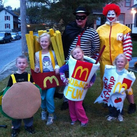 Homemade Halloween Costumes of McDonalds! Mcdonald’s Halloween Costumes, Mcdonald’s Costume, Art Costumes, Halloween Group, Clever Halloween, Clever Halloween Costumes, Homemade Halloween Costumes, Mc Donald, Black Halloween Dress