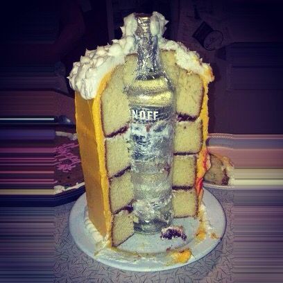 Hidden liquor bottle in beer jug shaped cake 21st Birthday Cakes, Beer Cake, Torte Cupcake, Funny Birthday Cakes, 18th Birthday Cake, Birthday Cakes For Men, Birthday Desserts, 21st Birthday Cake, Just Bake