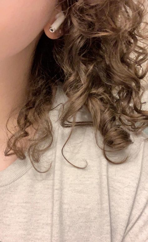 Light Curly Hair, Curly Light Brown Hair, Selfie Photos, Frizzy Curly Hair, Brown Curls, Girl With Brown Hair, Pretty Hair Color, Curly Girl Hairstyles, Curly Hair Routine