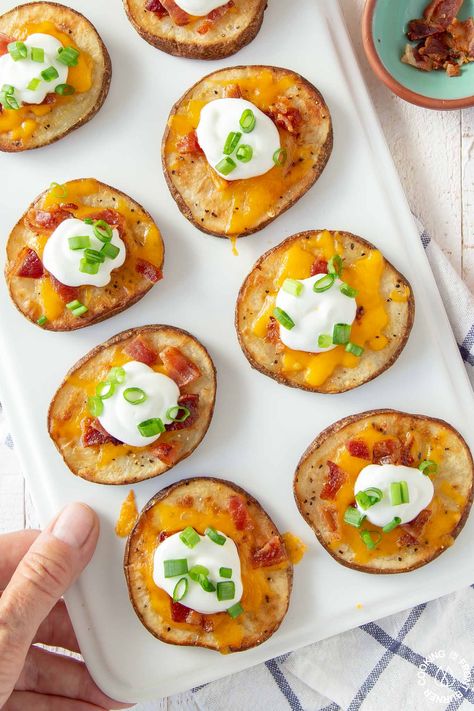 Loaded Baked Potato Rounds are the easiest appetizer to make for a party, game day or any time! Crispy potatoes, crunchy bacon, gooey cheese topped with sour cream and green onions! Baked Potato Rounds, Party Potatoes, Potato Rounds, Goat Cheese Appetizer, Potato Appetizers, Canned Potatoes, Easy To Make Appetizers, Loaded Baked Potato, Bacon Appetizers