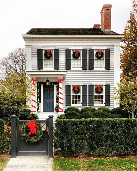 Christmas Blessings, Christmas Outdoor, Christmas Inspo, Days Until Christmas, House Exteriors, Hamptons Style, Pretty Decor, Christmas Porch, Xmas Decor