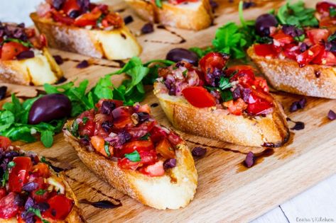 Easy Vegan Bruschetta | Ceara's Kitchen Vegan Bruschetta Recipe, Vegan Bruschetta, Horderves Appetizers, Vegan Appetizers Recipes, Unique Appetizers, Potato Appetizers, Bruschetta Recipe, Meat Appetizers, Appetizer Bites