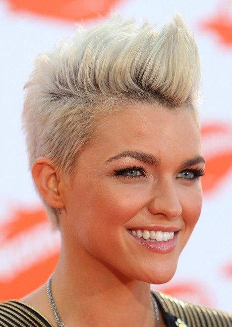 Celebrity Ruby Rose Short Blonde Fauxhawk Hairstyle. Completely in love with this look. Short Hair Mohawk, Mohawk Hairstyle, Mohawk Hairstyles For Women, Short Mohawk, Short Punk Hair, Mohawk Haircut, Super Short Haircuts, Faux Hawk Hairstyles, Pompadour Hairstyle