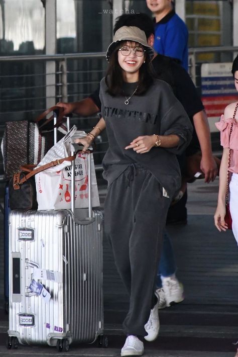 Aesthetic & Trendy Airport Outfits Inspo Casual Airport Outfit, Korean Airport, Airport Outfit Comfy, Cute Airport Outfit, Comfy Airport Outfit, Airport Outfit Summer, Airport Fashion Kpop, Korean Airport Fashion, Airport Fit