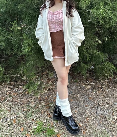 Pink Brown And White Outfit, Brown Skirt Pink Top Outfit, Brown And Pink Outfit Ideas, Pink And Brown Aesthetic Outfit, Pink And Brown Outfit Aesthetic, Pink And Brown Outfits, Pink Brown Outfit, Tan Skirt Outfit, Pink And Brown Outfit