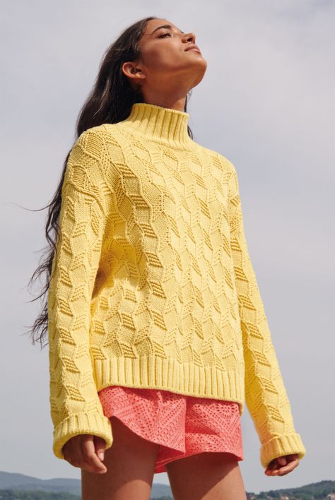 Loro Piana Spring Summer 2021 Lookbook Knitting Blouse, Cable Knitwear, Knitwear Trends, Yellow Clothes, Blouse Summer, Baby Afghan Crochet, Spring Photos, Sweater Trends, Knitwear Fashion