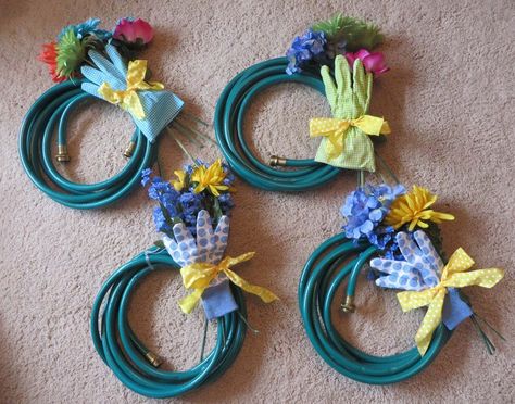 how to make a spring wreath from a garden hose Hose Wreaths, Spring Door Decorations, Hose Wreath, Garden Hose Wreath, Spring Door Decoration, Cheap Party Decorations, Diy Spring Wreath, Yarn Wreath, Garden Hoses