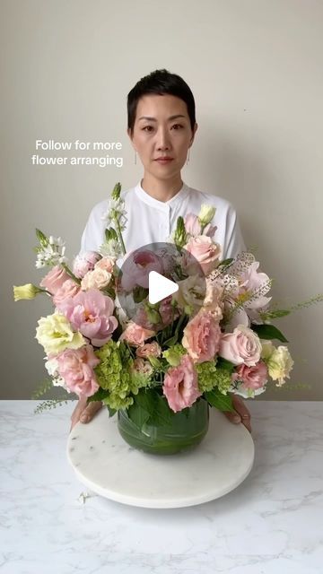 NYC Wedding and Events Florist on Instagram: "My tips in making a centerpiece: ✅ Start with 4 roses in 4 corners of the vase. Since this is a large centerpiece I use additional stems such as spray roses to add to the grid inside of the vase.  ✅ Fill in the empty space with the large hydrangeas.. keep it loose and natural.  ✅ Add additional blooms to fill in the empty spaces. I’m using mini green hydrangeas.  ✅ Arrange in the highlight “face” flowers like the peonies.  ✅  Put in the accent blooms like lisianthus and star of beth, then texture fillers of peppergrass.   My classic low and lush, I can make these all day. Watch out for those stems that miss the vase 😅  ✨ Follow, Like, and Share for more flower arranging" Large Round Vase Flower Arrangements, Hydrangea And Rose Arrangement, Hydrangea Flower Arrangements Vase, Medium Flower Arrangements, Spray Roses Arrangement, Arranging Roses In A Vase, Green Hydrangea Arrangements, Large Hydrangea Arrangement, Short Vase Flower Arrangements