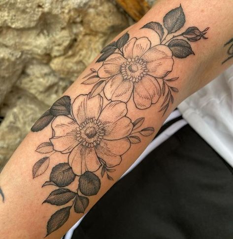 Prairie Rose Tattoo, Wild Roses Tattoo, Garden Rose Tattoo, Boho Tattoo Ideas Sleeve, Ranunculus Tattoo, Wild Rose Tattoo, Tattoo 2024, Tattoo Thoughts, Arm Tats