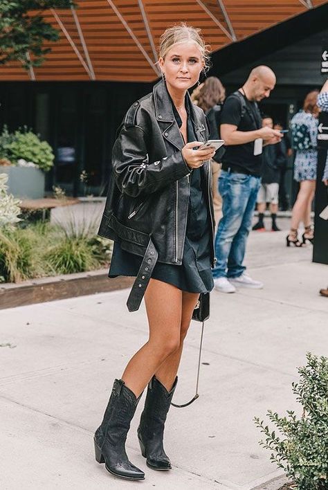 Cowboy Boots Women Outfits, Black Cowboy Boots Outfit, Cowboy Boot Outfits, Western Boots Outfit, Outfit Botas, Botas Western, Bota Country, Fashion Elements, Black Cowboy Boots