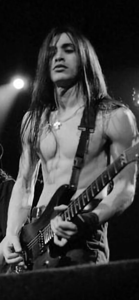 Nuno Bettencourt Wallpaper, Nuno Bettencourt 90s, Rabastan Lestrange, Rock Background, Rocker Boy, Nuno Bettencourt, Native American Men, Dorian Gray, Why People