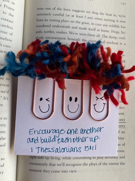 Use these fun fringe jumbo paperclips to define your style and mark your spot. Homemade Bookmark, Emmaus Agape, Bible Tassel, Yw Handouts, Bookmark Tassels, Agape Gifts, Paperclip Crafts, Sister Crafts, Paperclip Bookmarks