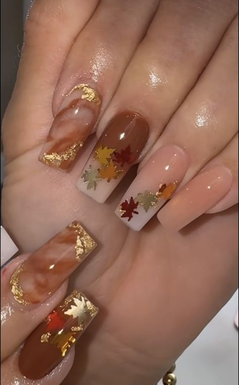 Thanksgiving Nails Design Fall Short, Thanks Giving Nail Design, Thanksgiving Nails Coffin Shape, Thanksgiving Nails Turkey, Cute Thanksgiving Nail Designs, Fall Christmas Nails, Fall Themed Nails Acrylic, Nail Designs Thanksgiving, Fall Flower Nails