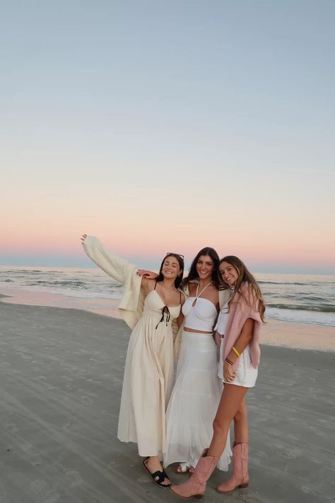 Beach vibes, Coastal vibes, Summer vibes, Beach aesthetic, beach lifestyle, coastal aesthetic, coastal lifestyle, beach photo inspo, beach style, Charleston Beach Life, beach outfit ideas, Charleston beach outfit ideas, Charleston beach lifestyle, Charleston vacation, Charleston beach aesthetic, beach photo inspo, beach day, beach town vibes, besch town aesthetic, beach town lifestyle, what to do in charleston, things to do in charleston, charleston lifestyle, charleston vacation, coastal aesthetic, coastal style, beach aesthetic, beachy style, summer vibes, coastal granddaughter aesthetic, coastal vibes, coastal summer, girly things, coastal cowgirl aesthetic🩷 Charleston Sc Picture Ideas, Hilton Head Island South Carolina Outfit, Charleston Instagram Pictures, Charleston Outfits Spring, Charleston South Carolina Outfits, Hilton Head Outfits, Charleston Sc Aesthetic, Charleston Sc Outfits, Charleston Lifestyle