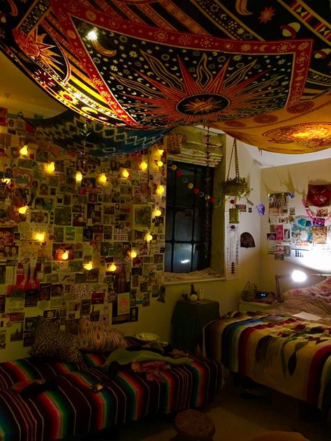 Room Full Of Tapestries, Boho Hippy Bedroom, Hippie Bedroom Aesthetic, Hippie Rooms, Hippie Grunge Room, Boho Hippie Room, Bedroom Decor Cute, Aesthetic Room Decor Ideas, Vintage Dorm