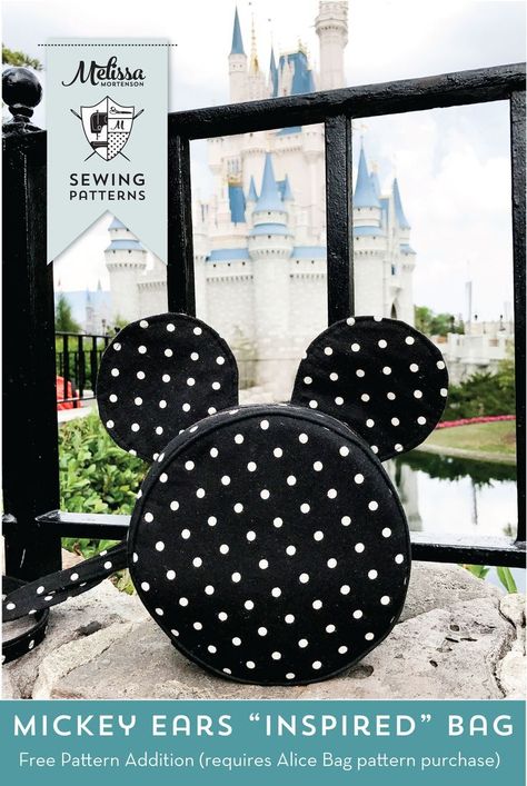 How to make a cute Mickey Mouse inspired cross body bag. Such a cute round bag pattern that would be perfect for a trip to Disney! Alice Bag, Tote Bag Pattern Free, Beginner Sewing, Beginner Sewing Projects Easy, Leftover Fabric, Round Bag, Disney Diy, Disney Crafts, Bag Patterns To Sew