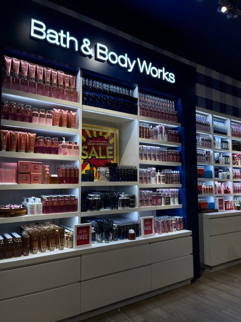 Bath And Body Works Store, H&m Shopping, America Trip, String Lights In The Bedroom, Bath N Body Works, California Trip, Bath Body Works Candles, Disney Orlando, Store Interiors