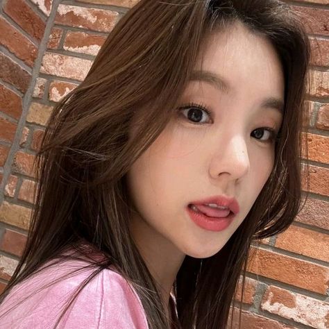 Korean Face, Celebrity Singers, Girl With Brown Hair, Itzy Yeji, Pink Shirt, Kpop Girl Groups, Face Claims, Brown Hair, Selfies