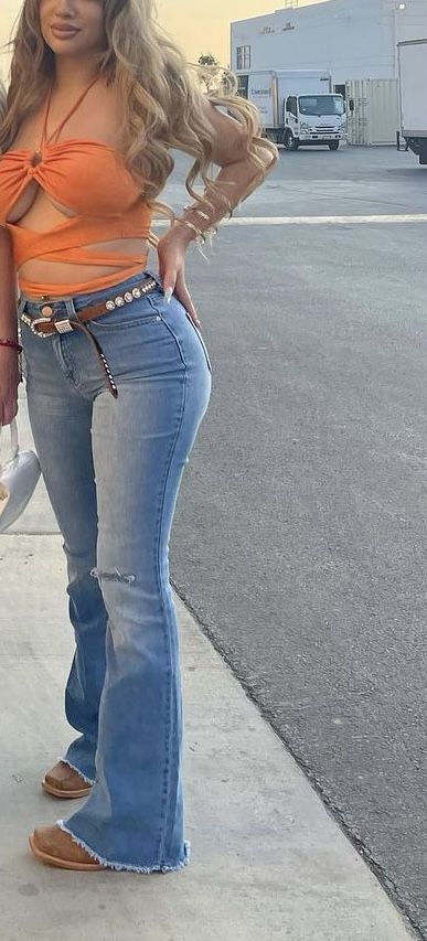 Low Rise Jeans Cowgirl Outfit, Latina Concert Outfit, Bell Bottom Jeans Outfit Mexican, Flared Jeans Outfit Mexican, Bootcut Jeans Outfit Mexican, Baile Outfits Jaripeo Dresses, Latina Cowgirl Outfits Dress, Jaripeo Outfits Mexican Women, Western Latinas Outfits