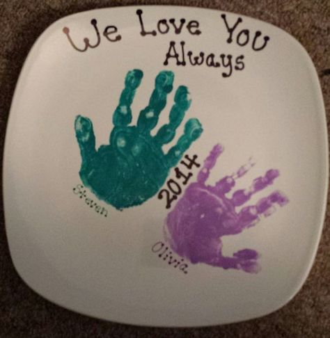 Handprints On Plates Diy, Hand Print Plates How To Make, Handprint Plate Diy, Baby Handprint Gifts, Handprint Plate, Baby Handprint Crafts, Kids Craft Gifts, Anniversary Crafts, Anniversary Diy