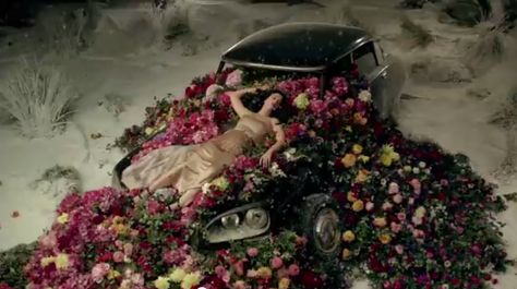 Katy Perry “Unconditionally” Music Video - All about beauty, glamour and fashion, plus this flower bed made on a car. #katyperry #fashion #flowerbed #musicvideo #shopping #app #style Katy Perry Unconditionally, Katy Perry Wallpaper, Country Pop, Citroen Ds, Christina Aguilera, Kinds Of Music, All Music, Music Tv, Katy Perry