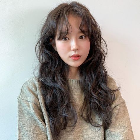 Korean Curtain Bangs, Korean Wavy Hair, Wavy Layered Hair, Baby Curls, Bangs Wavy Hair, Wavy Bangs, Brown Wavy Hair, Wavy Hairstyles Medium, Bangs With Medium Hair