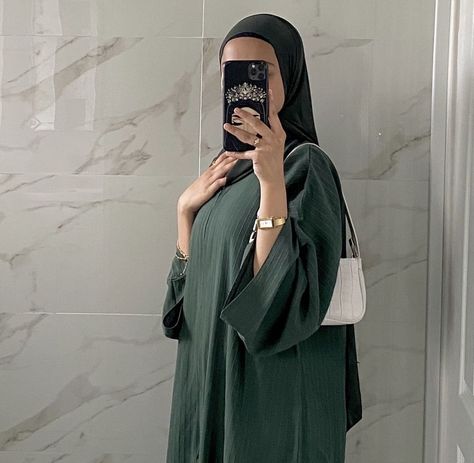 Model Baju Hijab, Green Abaya, Hijabi Muslimah, Modest Outfits Muslim, Abaya Outfit, Stile Hijab, Muslim Fashion Hijab Outfits, Muslim Outfits Casual, Hijab Style Casual