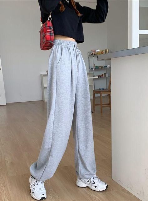 9327969053c0068dd9e07c529866b94ddesc44338581ri Joggers Streetwear, Baggy Pants Women, Baggy Fashion, Sweatpants For Women, Sporty Pants, Gray Sweatpants, Sports Sweatpants, Sports Pants Women, Baggy Sweatpants