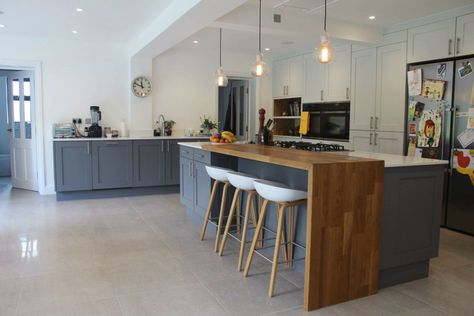 Mix of materials/finishes in island Grey Cupboards, Kitchen Grey, Farmhouse Kitchen Island, Countertop Design, Contemporary Kitchen Design, Breakfast Bars, Grey Cabinets, Kitchen Diner, Grey Kitchen