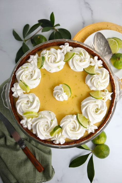 Classic Key Lime Pie - Mom Loves Baking Classic Key Lime Pie Recipe, Easy Key Lime Pie Recipe, Best Key Lime Pie Recipe, Cinnamon Graham Cracker Crust, Cool Whip Pies, Key Lime Cupcakes, Key Lime Desserts, Masakan Malaysia, Key Lime Pie Easy