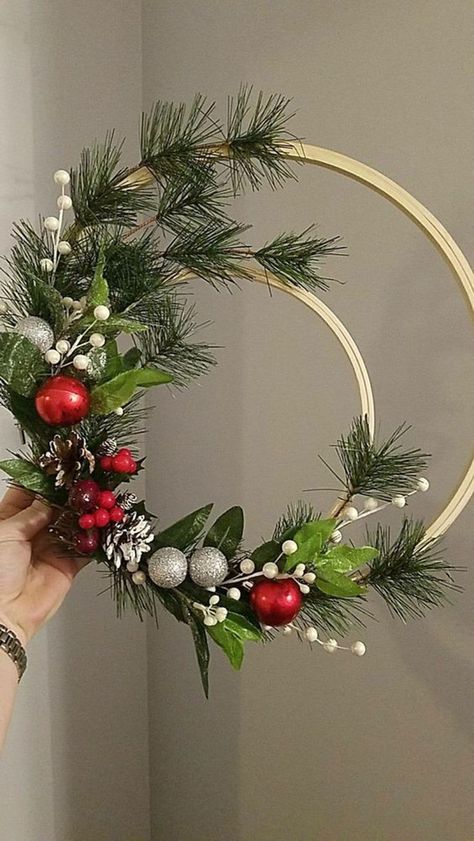 Easy and Simple Christmas Decorations; Christmas Crafts; Christmas Decor DIY; Rustic Natural Decoration; Home Decor; #Christmasdecor Christmas Decorations Wreaths, Christmas Wreaths To Make, Christmas Decorations Rustic, Deco Floral, Farmhouse Christmas Decor, Christmas 2019, Christmas Wreaths Diy, Christmas Deco, Xmas Crafts