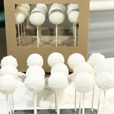 Cake Pop Bridal Shower Favors, Boho Bridal Shower Cake Pops, Cake Pop For Wedding, Engagement Party Cake Pops, Wedding Cakepops Ideas, All White Dessert Table, Wedding Cake Pops Ideas, White Cakepops, White Baby Shower Cake