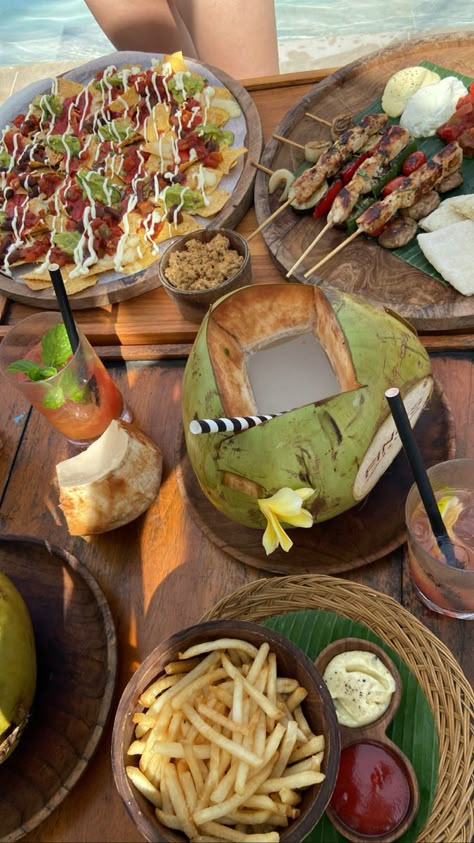 Beach Club Food, Thailand Aesthetic Food, Bali Beach Aesthetic, Hawaii Astethic Food, Bali Birthday, Tropical Island Aesthetic Food, Bali Food Traditional, Food In Bali, Bali Aesthetic