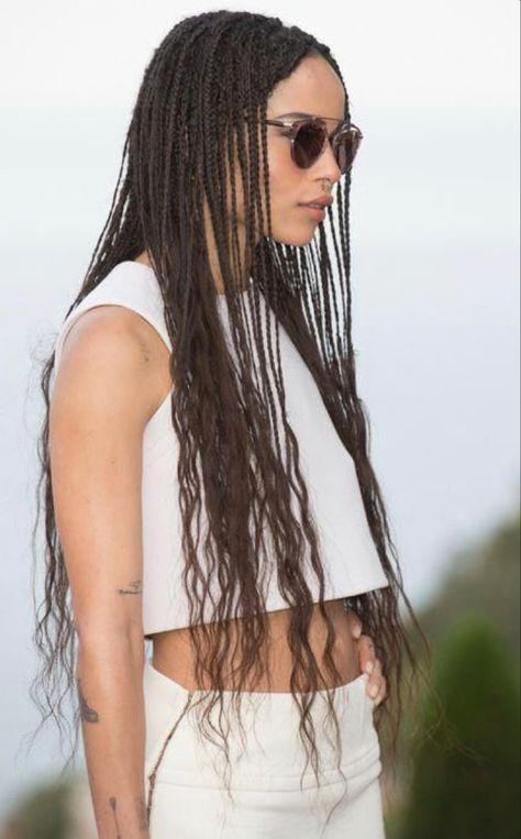 Zoey Kravitz, Zoe Kravitz Braids, Curly Hair Braids, Cool Clothes, Protective Hairstyles Braids, Box Braids Styling, Zoe Kravitz, Girls Braids, Celebrity Tattoos