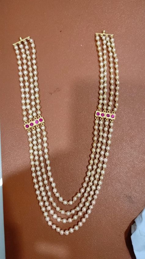 Light weight pearl necklace in gold Pearl Layered Necklace, Pearl Jewelry Design, Antique Bridal Jewelry, Fancy Blouse, Antique Gold Jewelry, Beads Jewellery, Gold Designs, Pearl Jewellery, Fancy Blouses