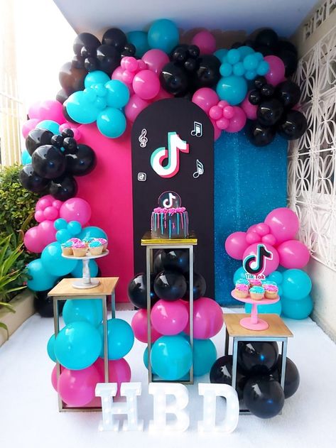 Tik Tok Party Decoration, Tiktok Party Decorations, Tiktok Party Ideas, Tiktok Birthday Party Ideas, Balloon Decoration For Birthday, Queens Birthday Party, Balloon Decoration At Home, Tik Tok Party, Tiktok Theme